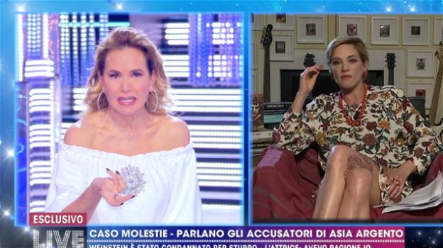Live – Non è la D’Urso, Asia Argento discute con Vittorio Feltri e fa il dito medio a Claudia Gerini