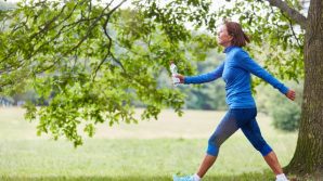 Continuare a dormire o svegliarsi presto per fare sport? Cosa fa bene al nostro organismo?