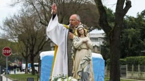 Coronavirus, Bibione: il prete recita la messa sull’Apecar e il rosario è in diretta streaming