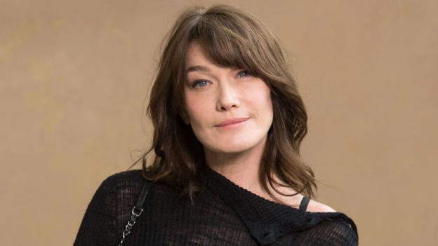 Carla Bruni senza rispetto, finge una crisi respiratoria: "Non ho paura del Coronavirus"