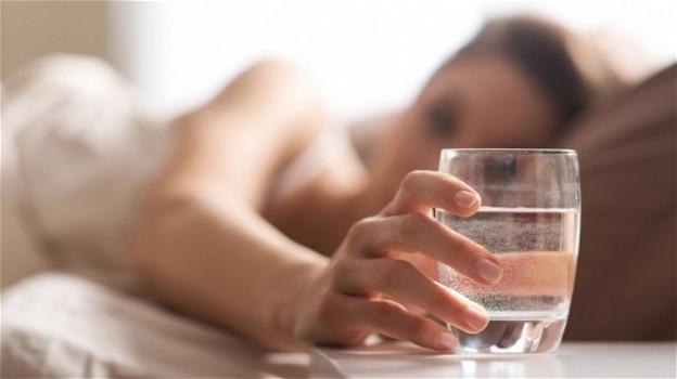 Bere poca acqua provoca la perdita di due ore di sonno a notte