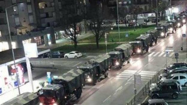 Coronavirus, camion dell’esercito portano via 70 bare da Bergamo