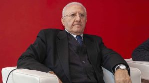 Vincenzo De Luca minaccia di mandare i carabinieri col lanciafiamme nelle feste di laurea