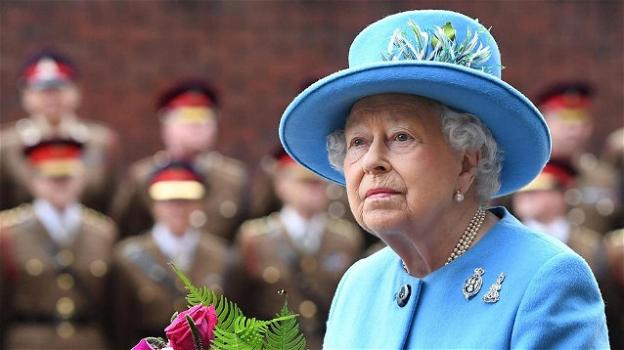 Coronavirus, paura per la Regina Elisabetta: dipendente positivo a Buckingham Palace