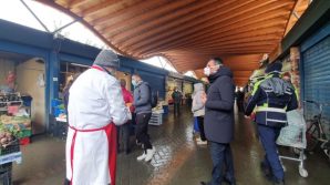 Bari, tensione al mercato tra venditori e vigili urbani per i troppi assembramenti. Blitz del sindaco Decaro