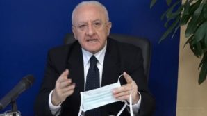 Vincenzo De Luca accusa la Protezione Civile di aver dato alla Regione Campania le mascherine del coniglietto Bunny