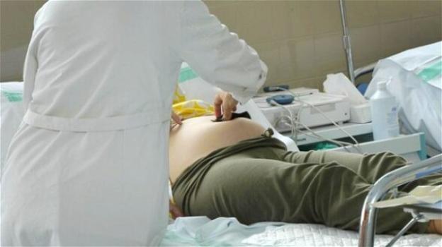 Dramma in Spagna, 37enne positiva al covid-19 muore durante il parto cesareo: nessuna speranza per il bambino