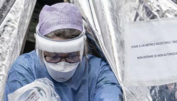 Coronavirus, la denuncia di un’operatrice sanitaria: “Positivi in ogni reparto, mancano i posti. Siamo al collasso”