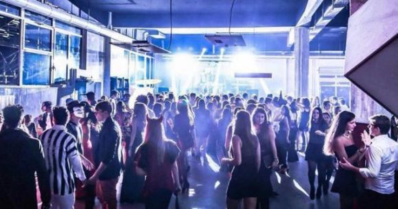 Napoli: nel locale si festeggia il compleanno con decine di persone, arrivano i vigili