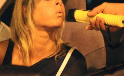 Fermata con un tasso alcolemico 6 volte superiore al limite: “Mi proteggo dal Coronavirus”