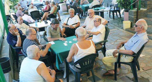 Trento: numerosi anziani scoperti a giocare a carte e bere nonostante il decreto