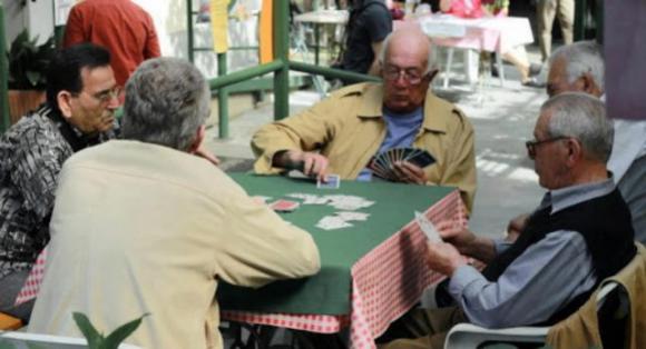 Trento: numerosi anziani scoperti a giocare a carte e bere nonostante il decreto