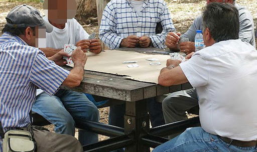 Trento: numerosi anziani scoperti a giocare a carte e bere nonostante il decreto