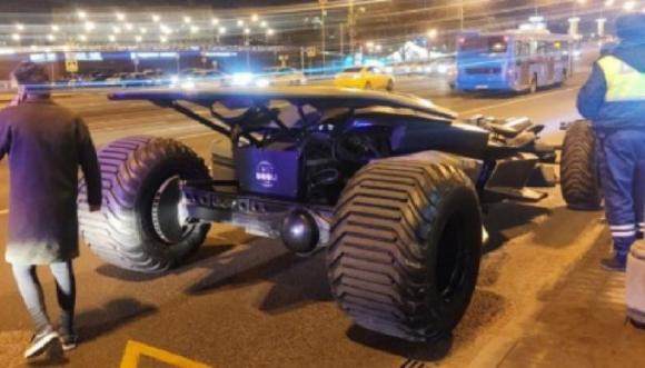 Mosca: sequestrata batmobile lunga 6 metri e larga 3,5