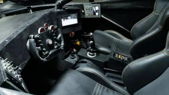 Mosca: sequestrata batmobile lunga 6 metri e larga 3,5