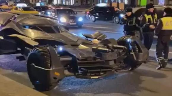 Mosca: sequestrata batmobile lunga 6 metri e larga 3,5