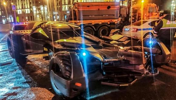 Mosca: sequestrata batmobile lunga 6 metri e larga 3,5