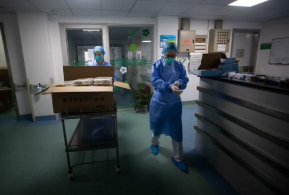 Coronavirus, le dure parole di un medico di Bergamo: “Dobbiamo scegliere chi curare e chi no, come in guerra”