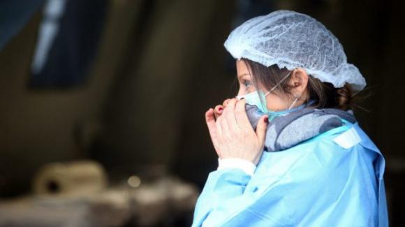 Coronavirus, sputa contro dottoressa e infermiere: “Voleva saltare la fila per il tampone”