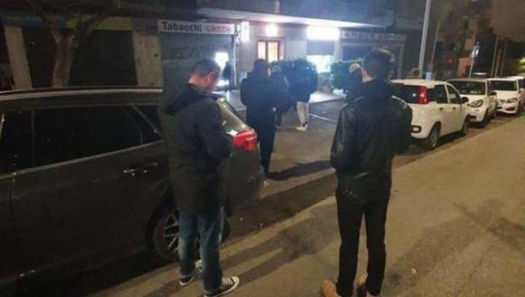 Roma, dopo il discorso di Conte lunghe file fuori dai distributori di sigarette