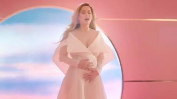Katy Perry è incinta di Orlando Bloom, ecco l’annuncio col pancione