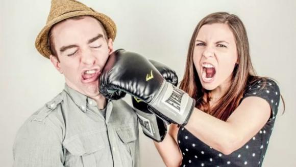 Ora è possibile noleggiare un attaccabrighe che litiga al posto tuo