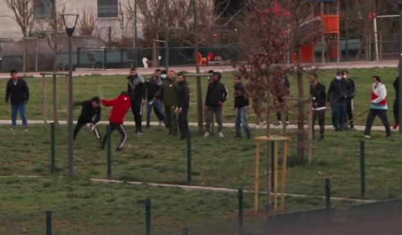 Milano: mega rissa con mazze e catene al parco, ma tutti indossano la mascherina