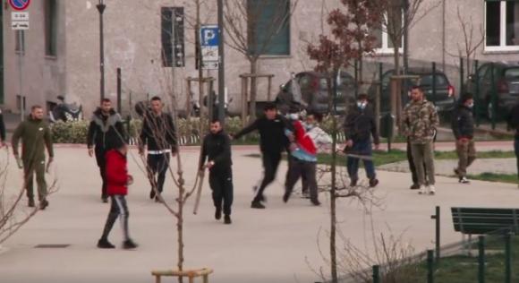 Milano: mega rissa con mazze e catene al parco, ma tutti indossano la mascherina