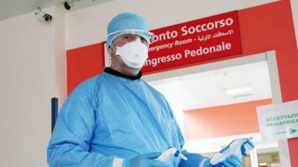 Coronavirus, sputa contro dottoressa e infermiere: “Voleva saltare la fila per il tampone”