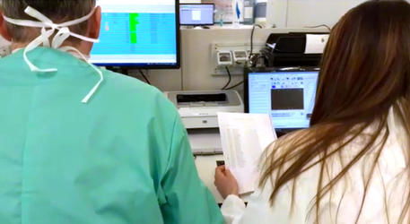 Coronavirus, sputa contro dottoressa e infermiere: “Voleva saltare la fila per il tampone”