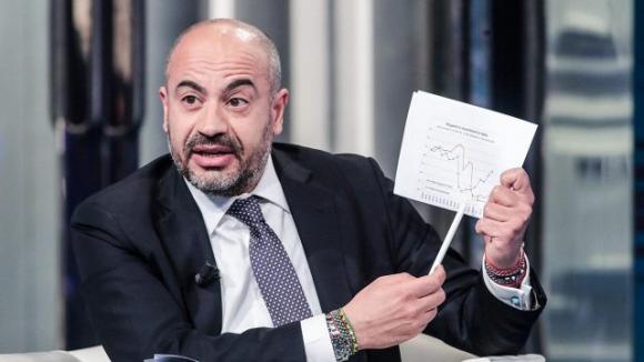 Coronavirus, Paragone attacca duramente l’Europa: “Non sta facendo nulla per aiutare l’Italia”