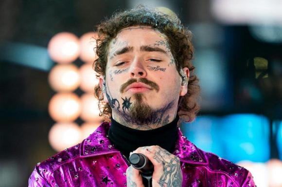 Post Malone si presenta in condizioni impietose sul palco: fan preoccupati