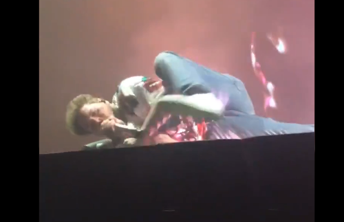 Post Malone si presenta in condizioni impietose sul palco: fan preoccupati