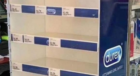 Coronavirus: preservativi esauriti nei negozi ma la gente li usa per proteggere le dita