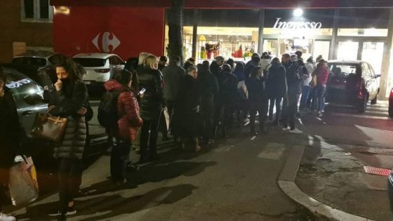 Coronavirus: dopo il discorso di Conte lunghe file e gente ammassata fuori dai supermercati