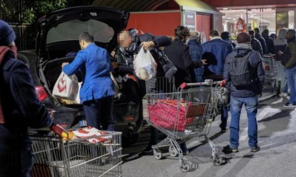 Coronavirus: dopo il discorso di Conte lunghe file e gente ammassata fuori dai supermercati
