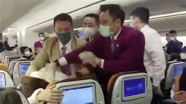 Passeggera aggredisce assistente di volo a colpi di tosse perché infastidita dal ritardo