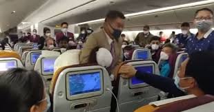 Passeggera aggredisce assistente di volo a colpi di tosse perché infastidita dal ritardo
