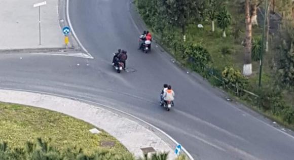 Napoli: giovani in 3 sui motorini ignorando il decreto sul Coronavirus