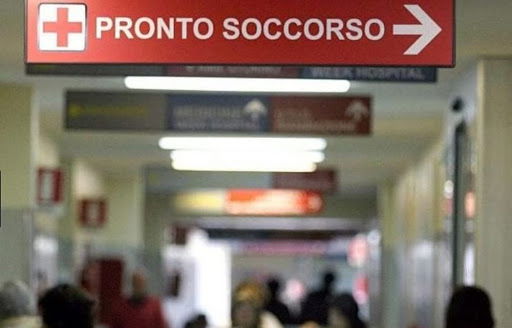 Coronavirus, la denuncia di un’operatrice sanitaria: “Positivi in ogni reparto, mancano i posti. Siamo al collasso”
