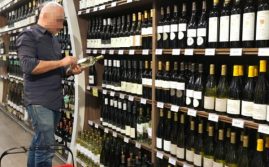 Coronavirus: multato perché compra solo vino al market, “non è un bene necessario”