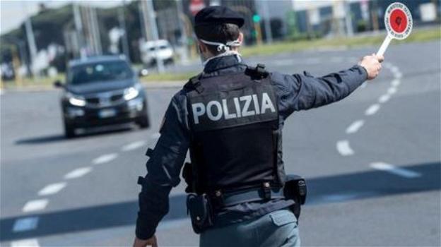 Torino, uomo cerca di sfuggire al controllo della polizia sfrecciando a 140km/h su uno scooter, poi viene arrestato.