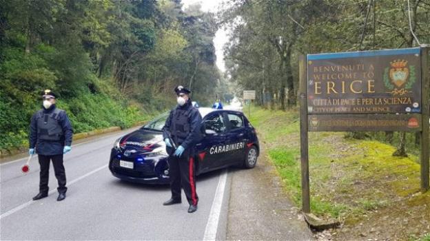 Controlli coronavirus, scoperti dai carabinieri mentre facevano sesso in auto: multa di 800 euro