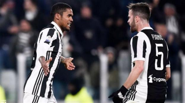 Calciomercato, la Juventus pensa alle cessioni di Pjanic e Douglas Costa
