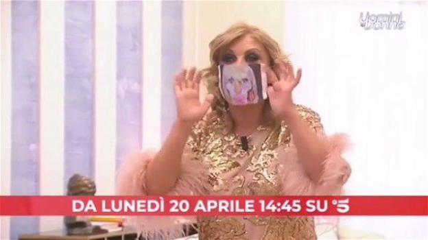 Uomini e Donne, anticipazioni puntata 20 aprile: Tina Cipollari indossa una mascherina con il volto di Gemma Galgani