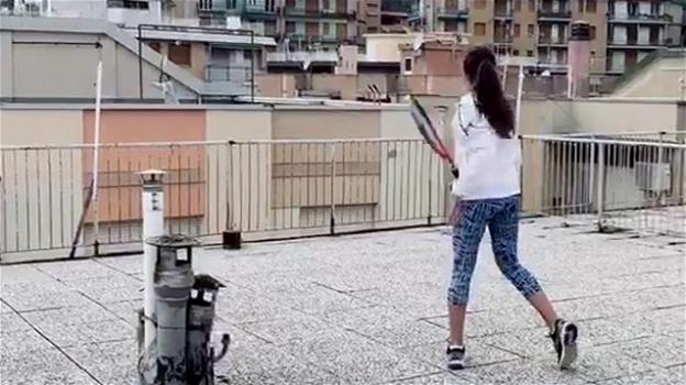 Savona, due ragazze giocano a tennis sui tetti: il video fa il giro del mondo