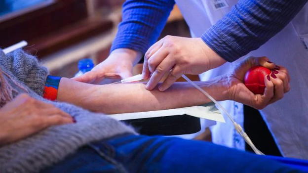 Donna incinta sconfigge il Covid-19 con la cura del plasma: primo caso al mondo