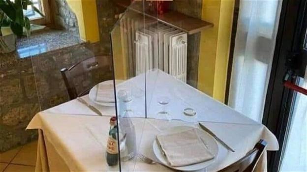 Coronavirus: designer inventa il covid table, barriera in plexiglass per i tavoli del ristorante
