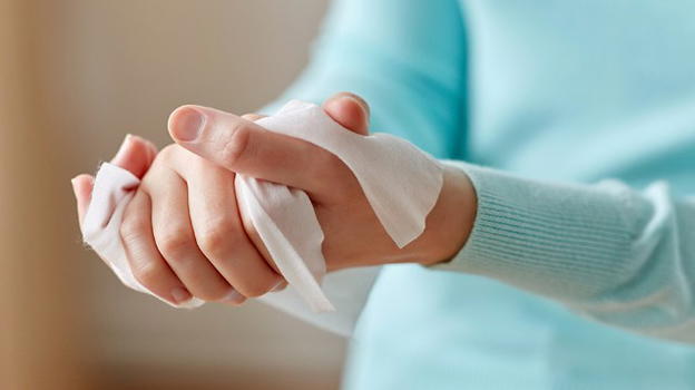 Meglio asciugare le mani con la carta piuttosto che con l’aria calda