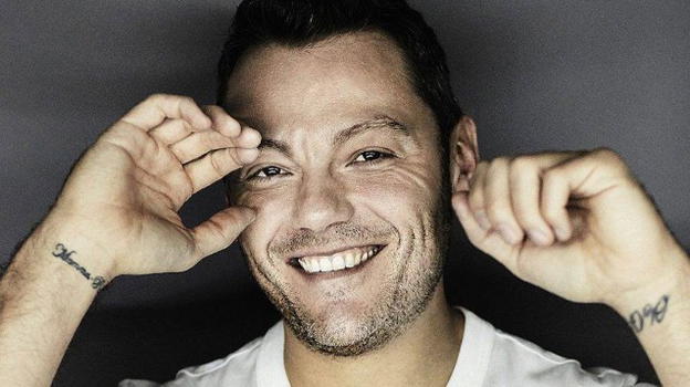 Tiziano Ferro adotta due Dobermann: "Abbandonati perché non sapevano aggredire"